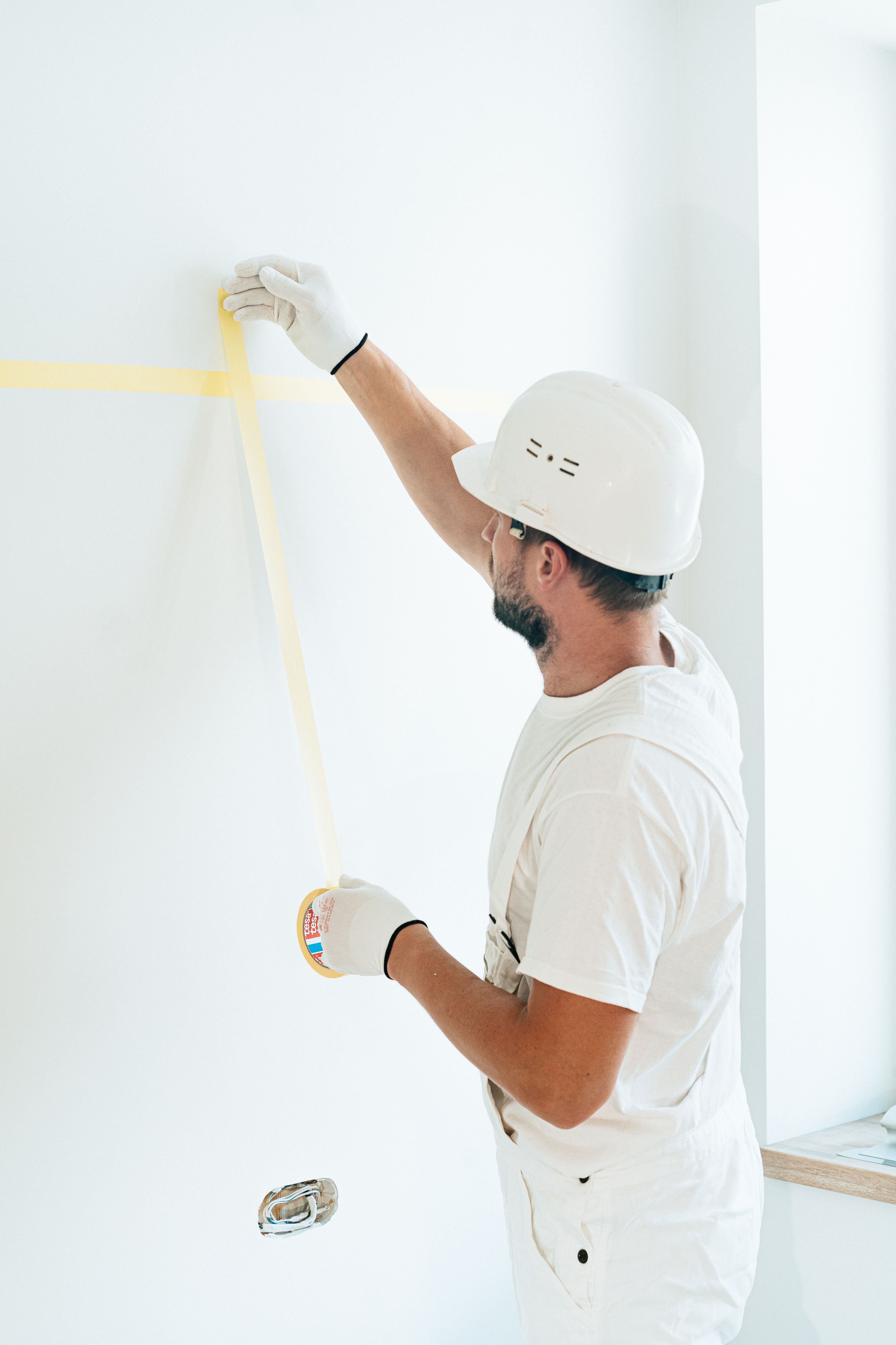 Samuel, artisan peintre chez SFD INOVAR préparant les finitions d'une pièce