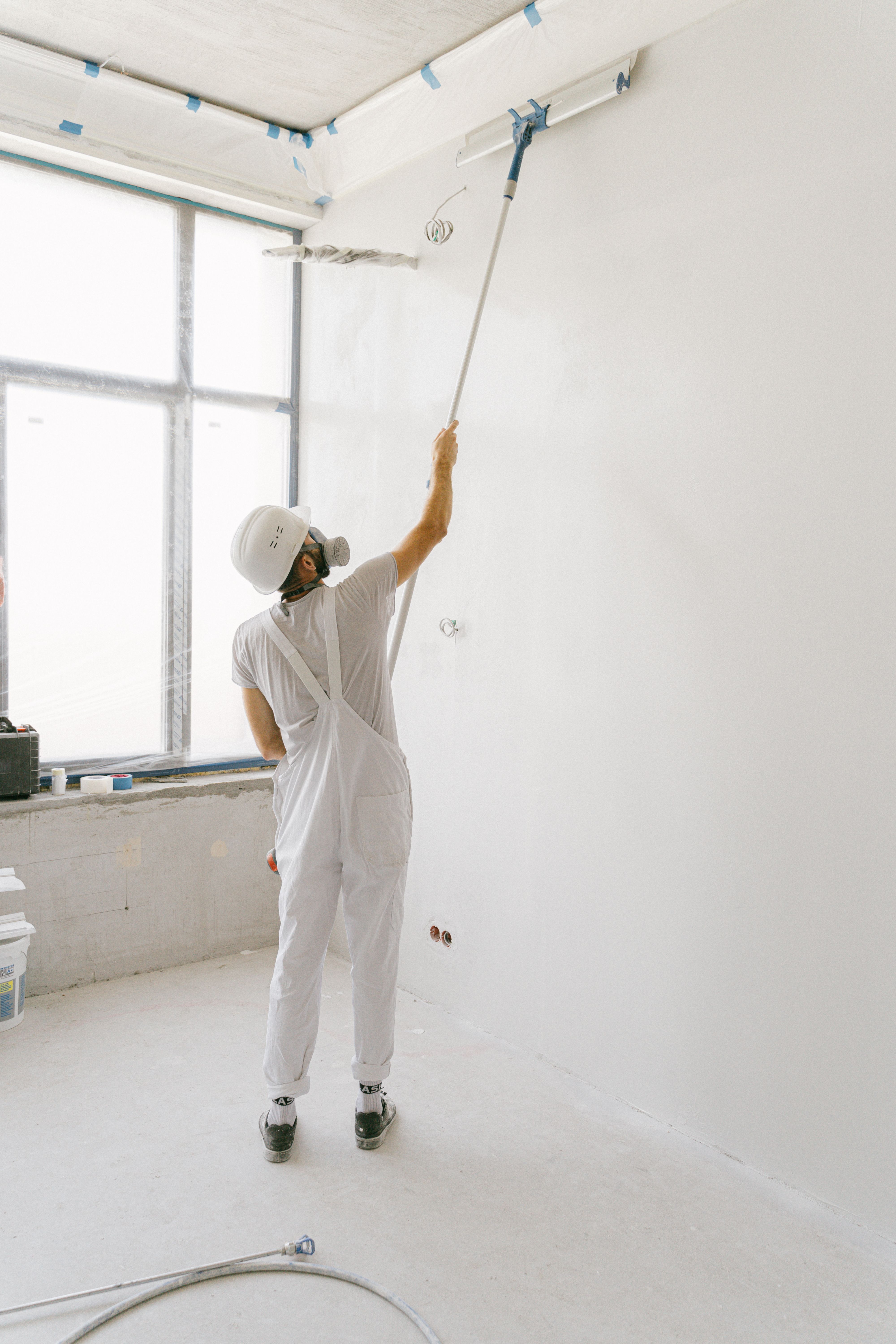 Application soignée de peinture murale intérieure au rouleau par SFD INOVAR à Garches
